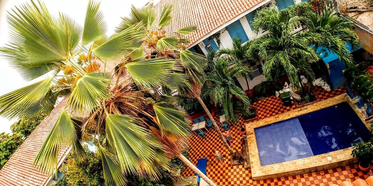 Media Luna Hostal *