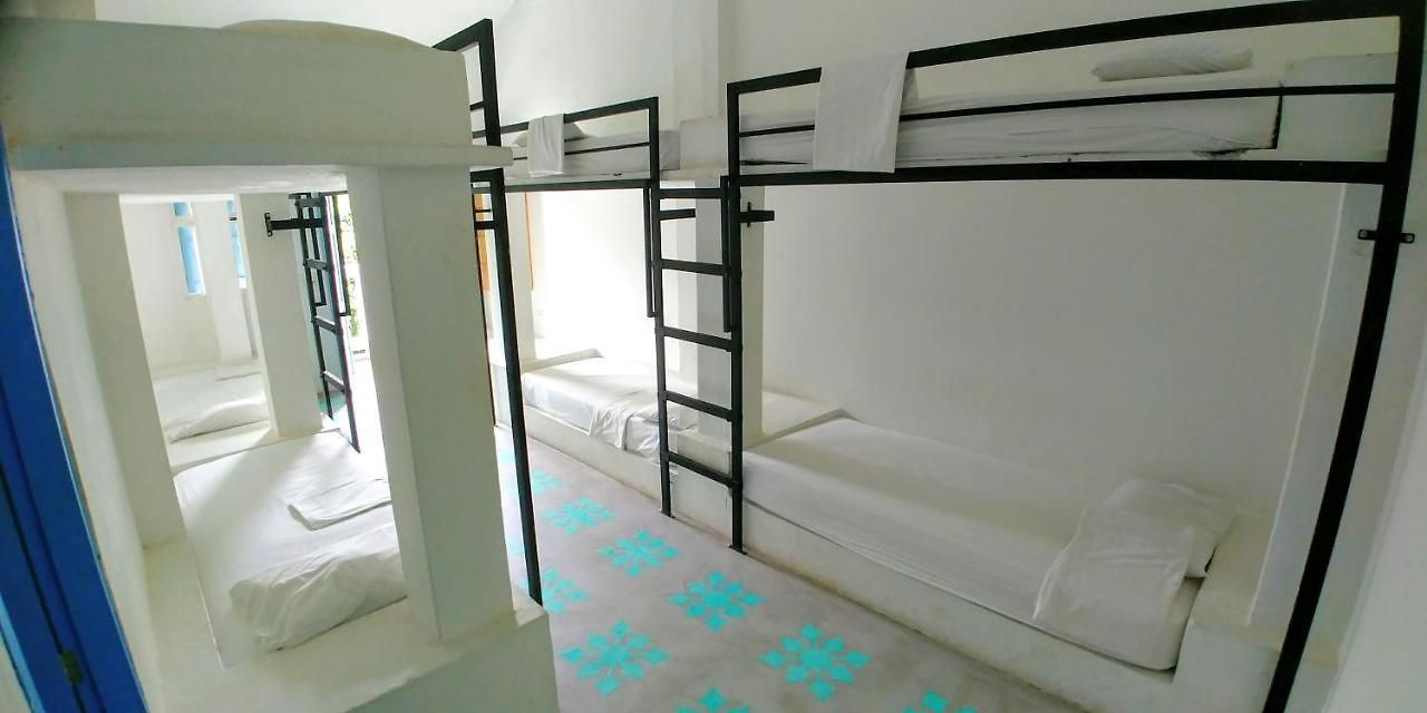 Media Luna Hostal *