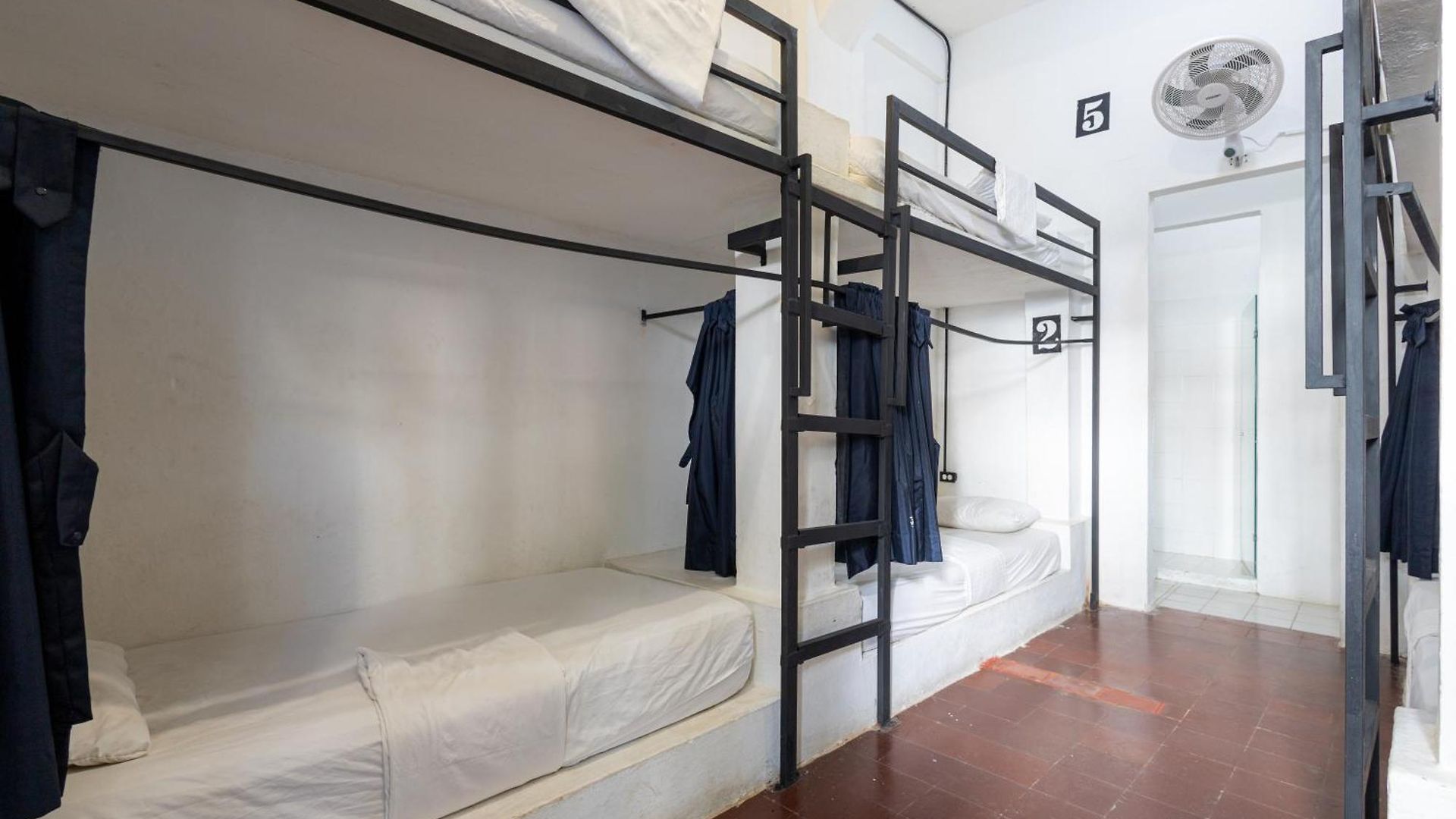 Media Luna Hostal *