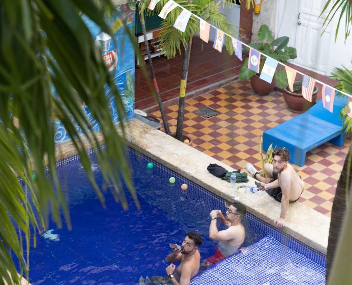 Media Luna Hostal *