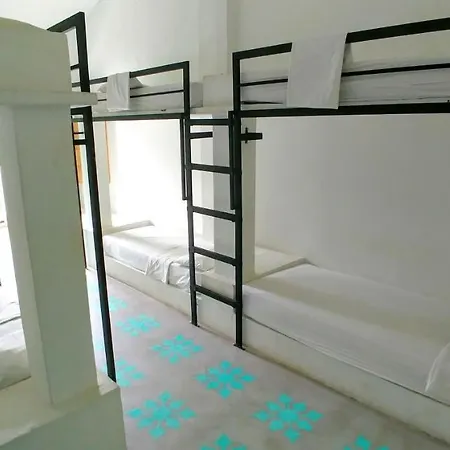 Media Luna Hostel *