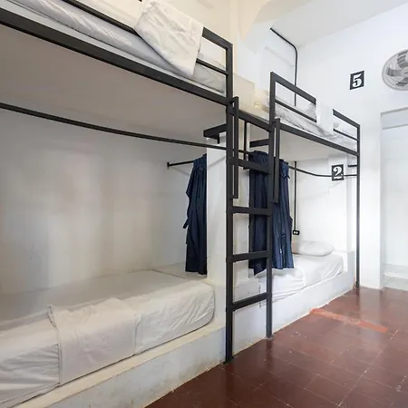 Media Luna Hostal *