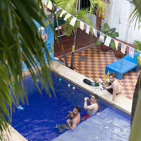 Media Luna Hostal *